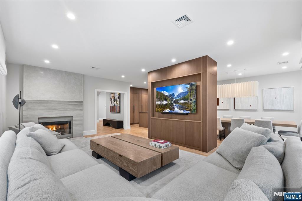 10 Kensington Court