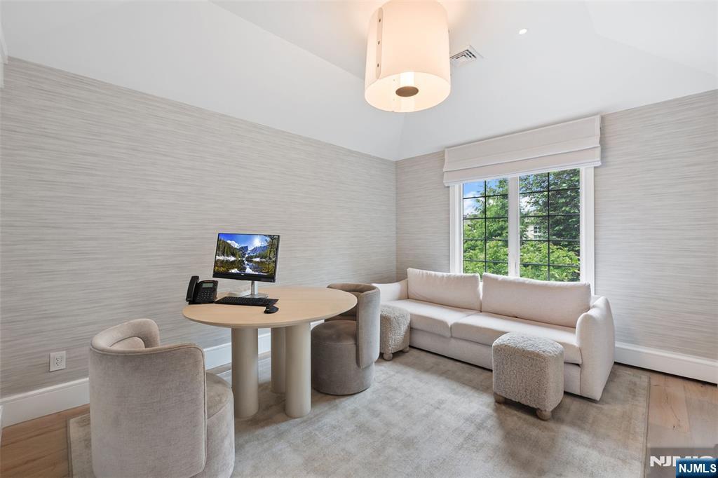 10 Kensington Court