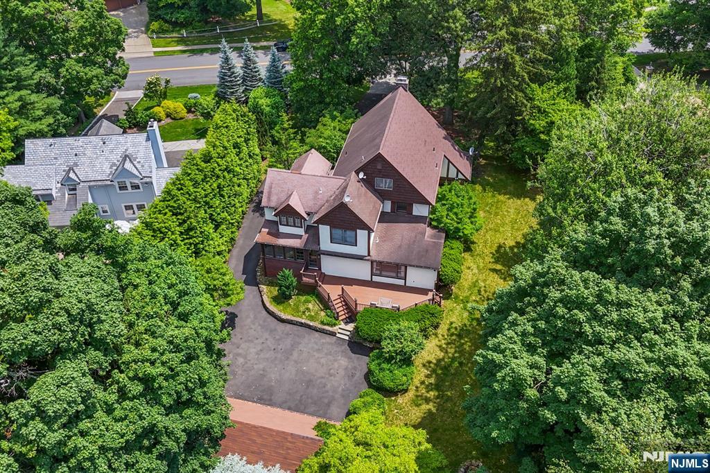 152 Highwood Avenue