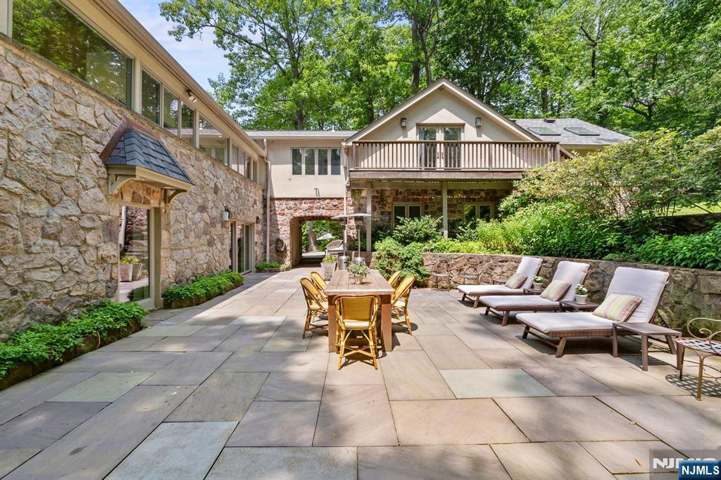 67 Forest Road