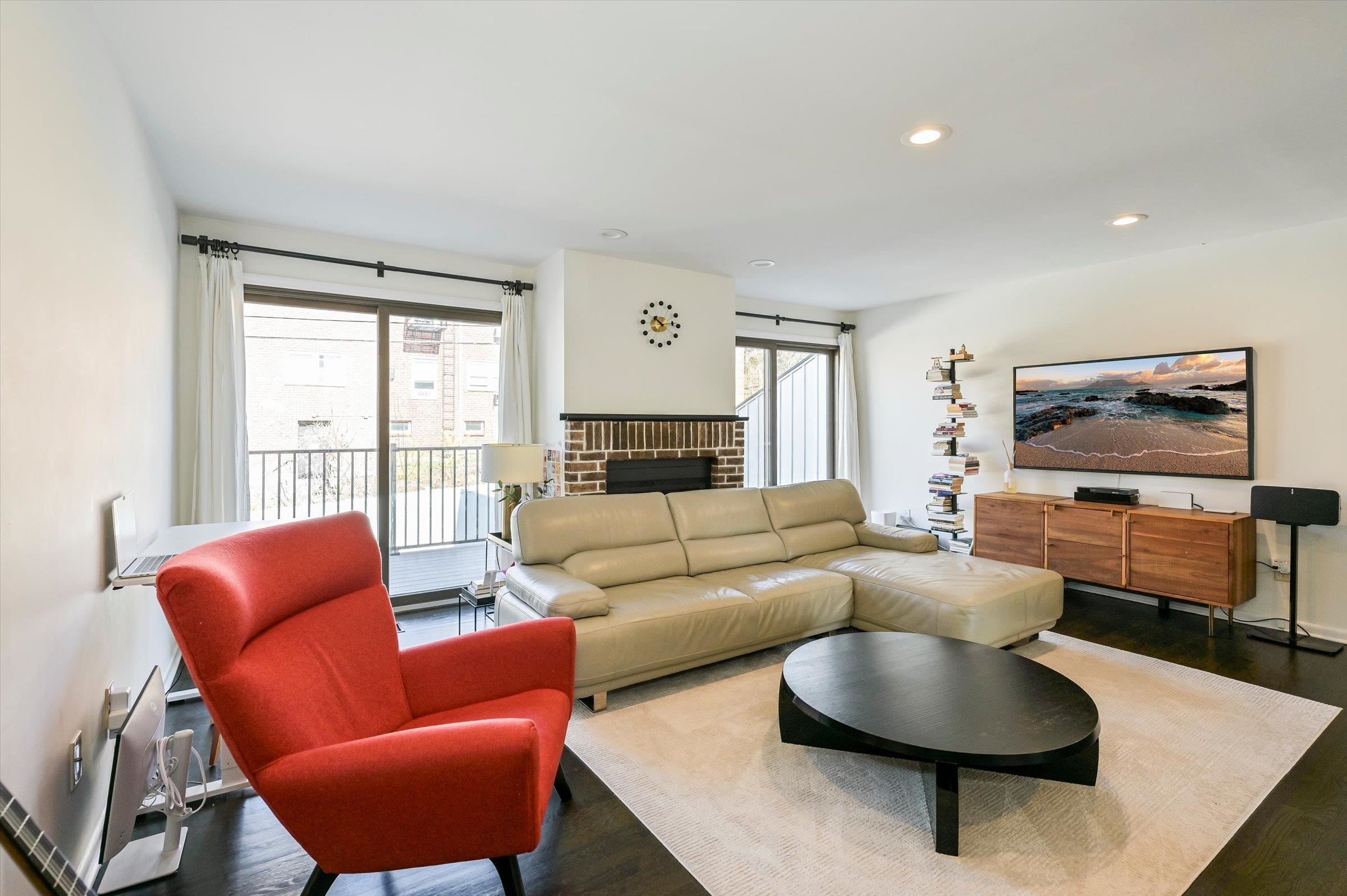 1537 JOHN ST