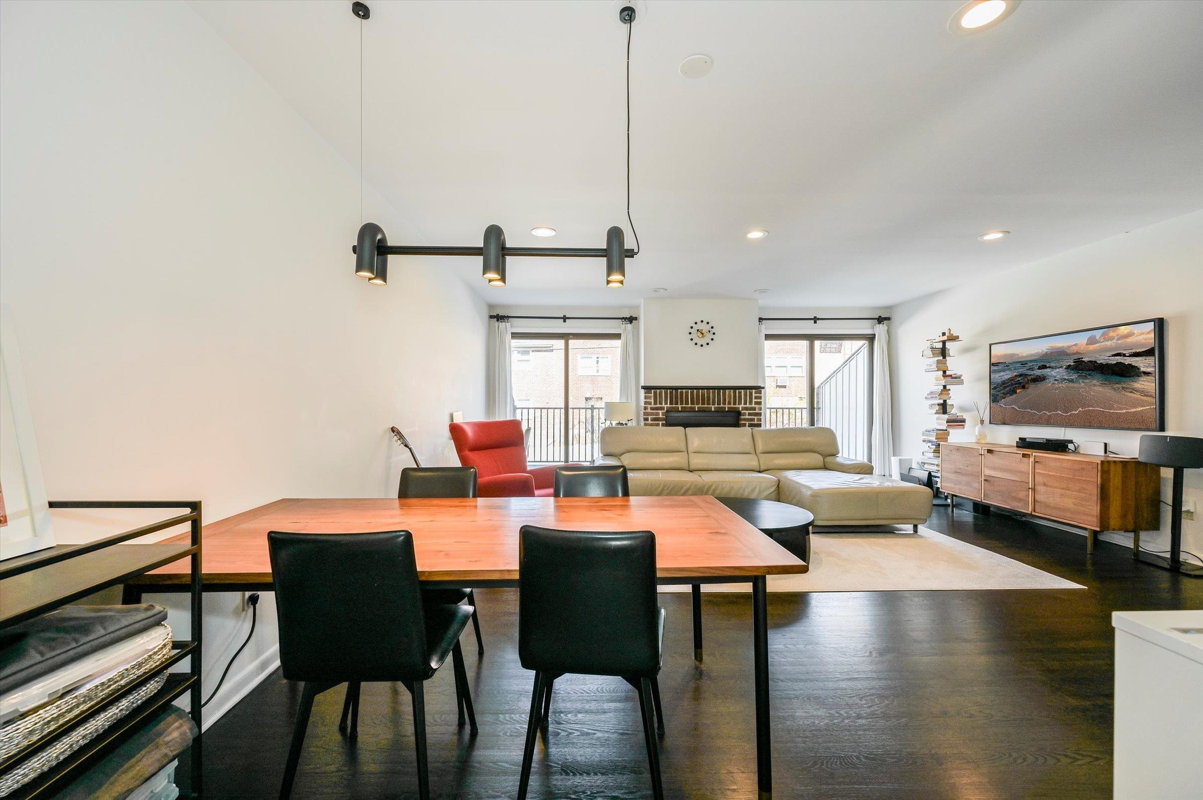 1537 JOHN ST