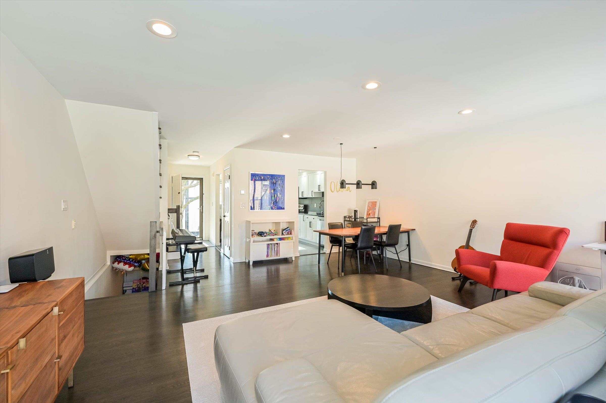 1537 JOHN ST