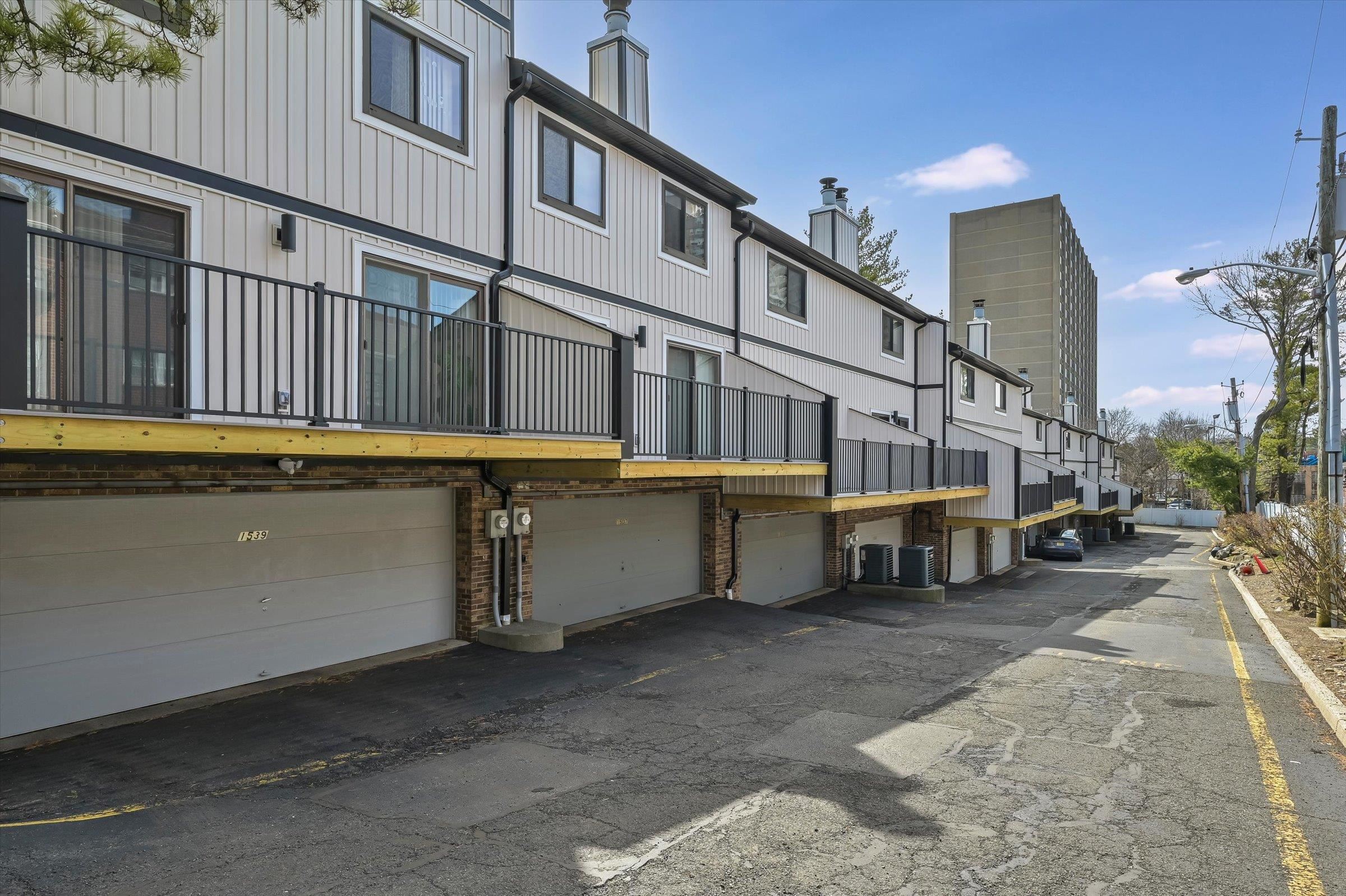 1537 JOHN ST
