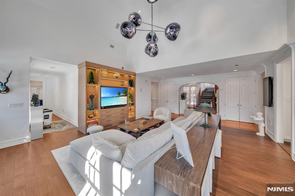 211 Highwood Avenue