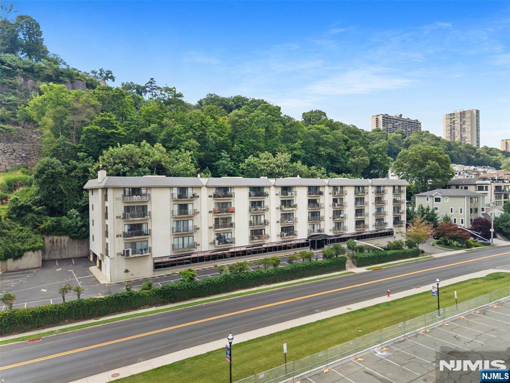 1150 River Road 4H