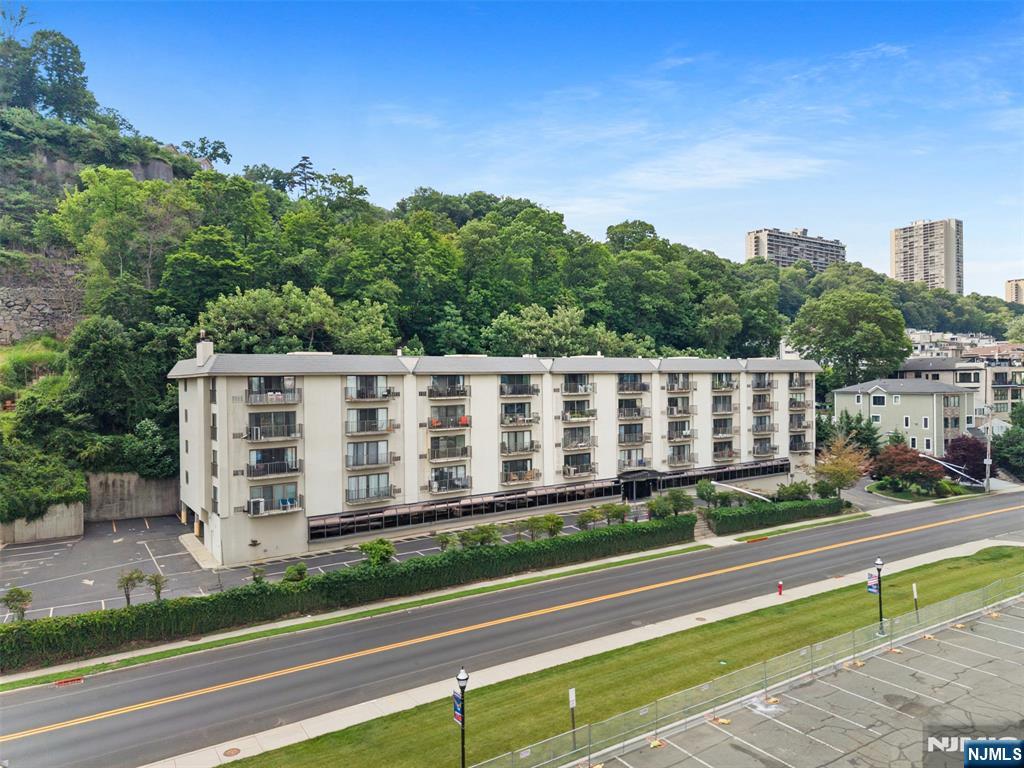 1150 River Road 4H
