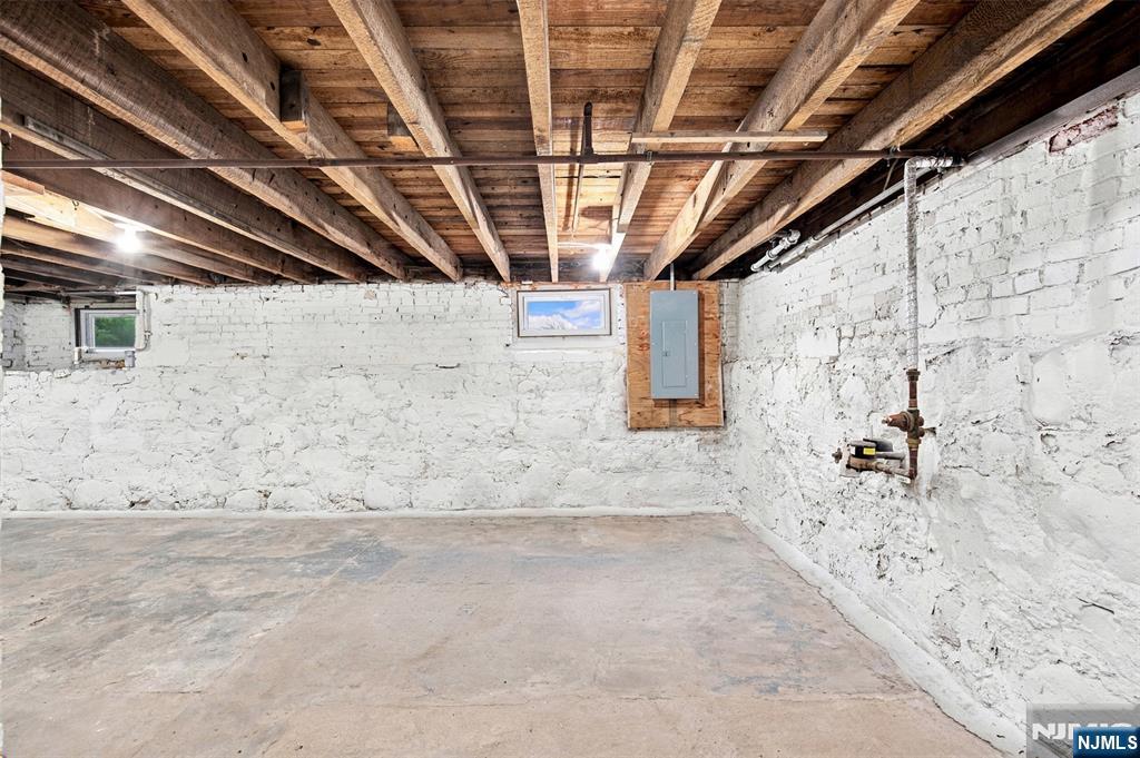 33 Mohawk Avenue