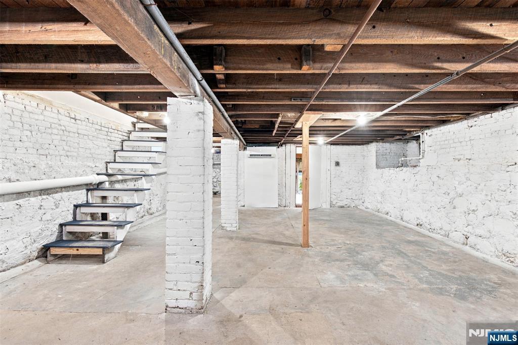 33 Mohawk Avenue
