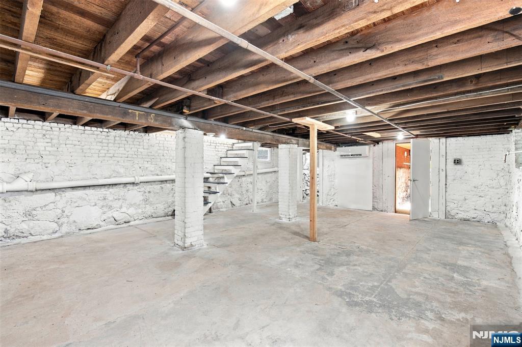 33 Mohawk Avenue