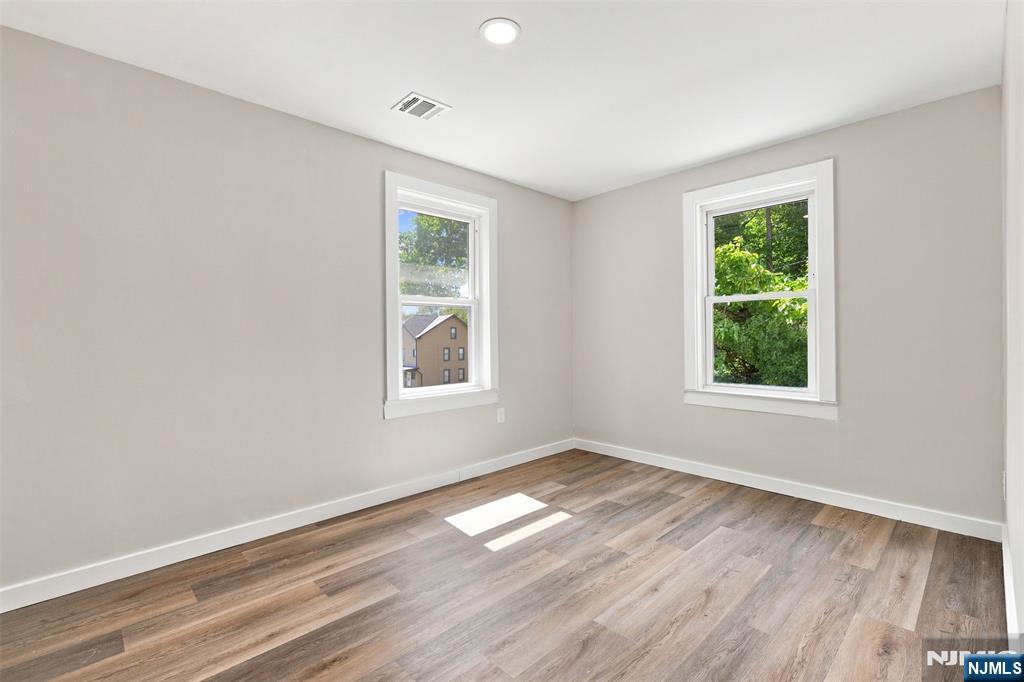 33 Mohawk Avenue