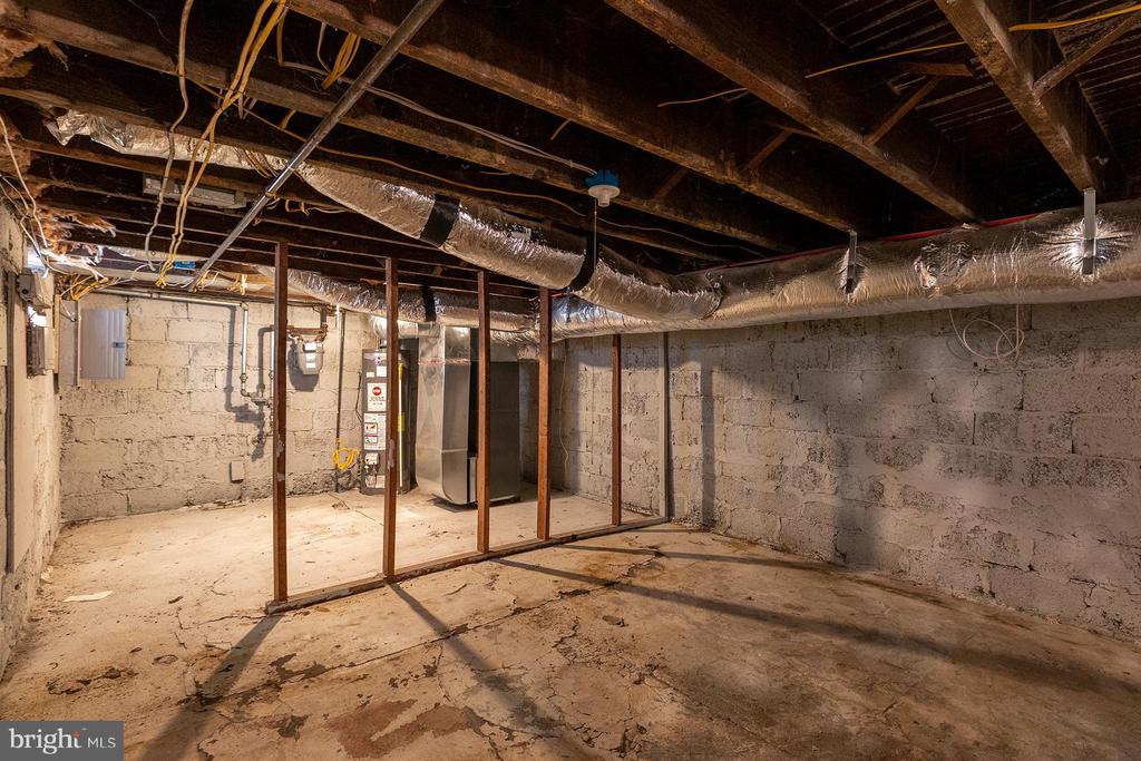 8221 RIVER ROAD