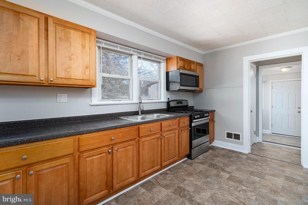 2557 WHITEHORSE MERCERVILLE