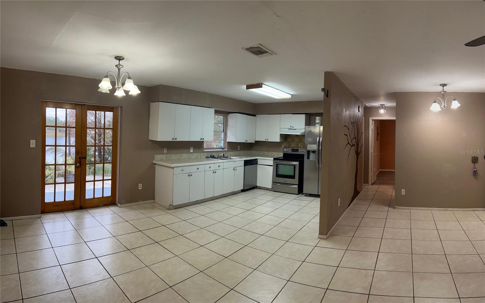 1218 RUSSELL DR