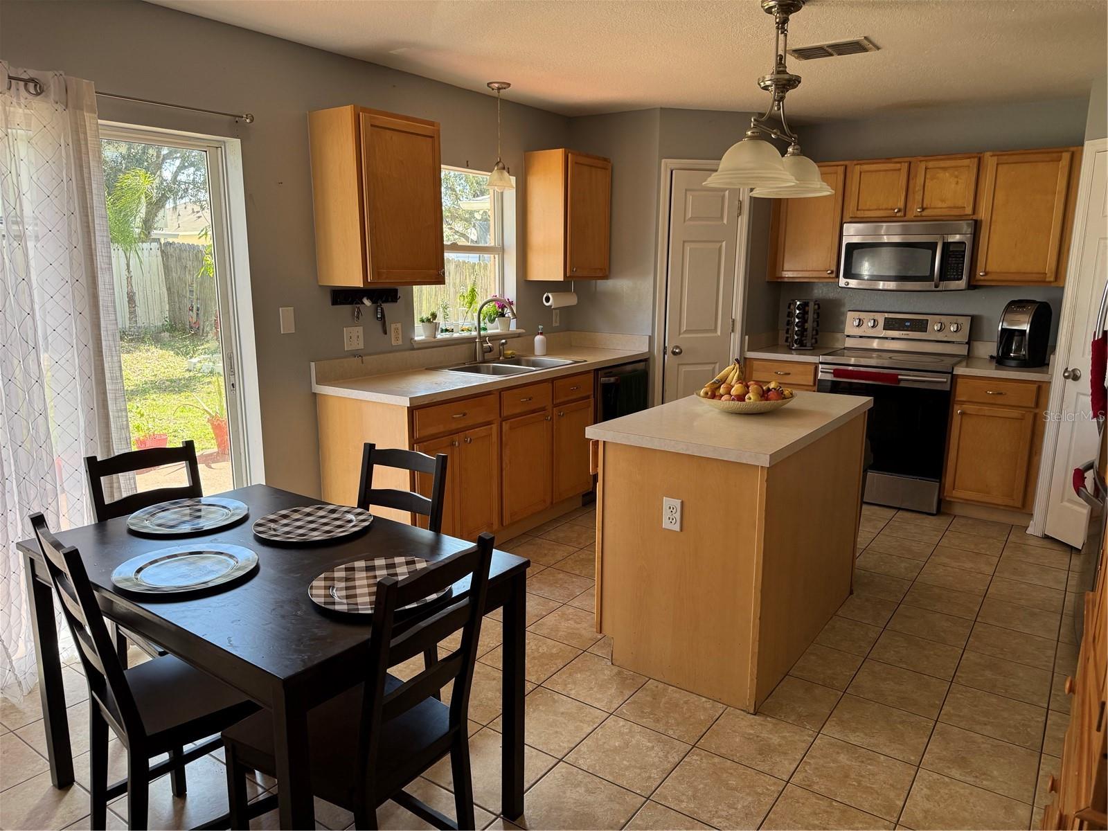 2037 CORNER TREE CT