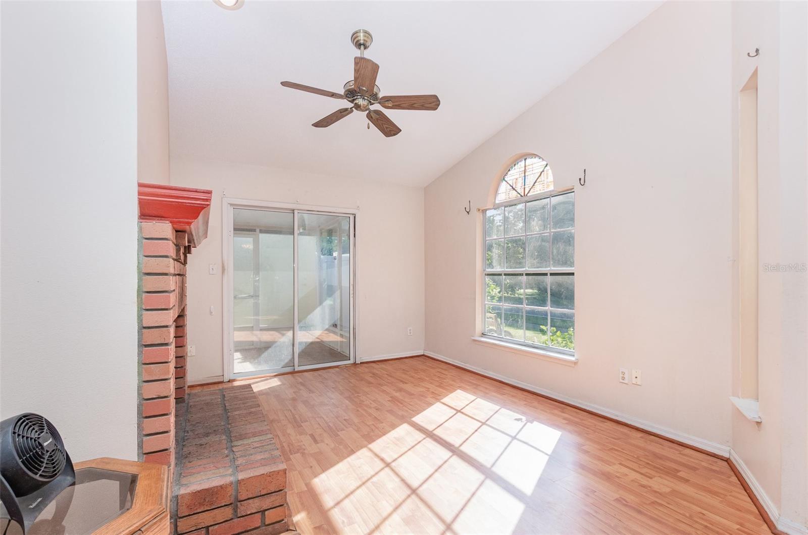 435 HORIZON DR