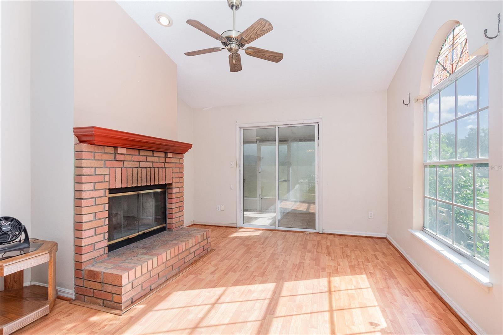 435 HORIZON DR