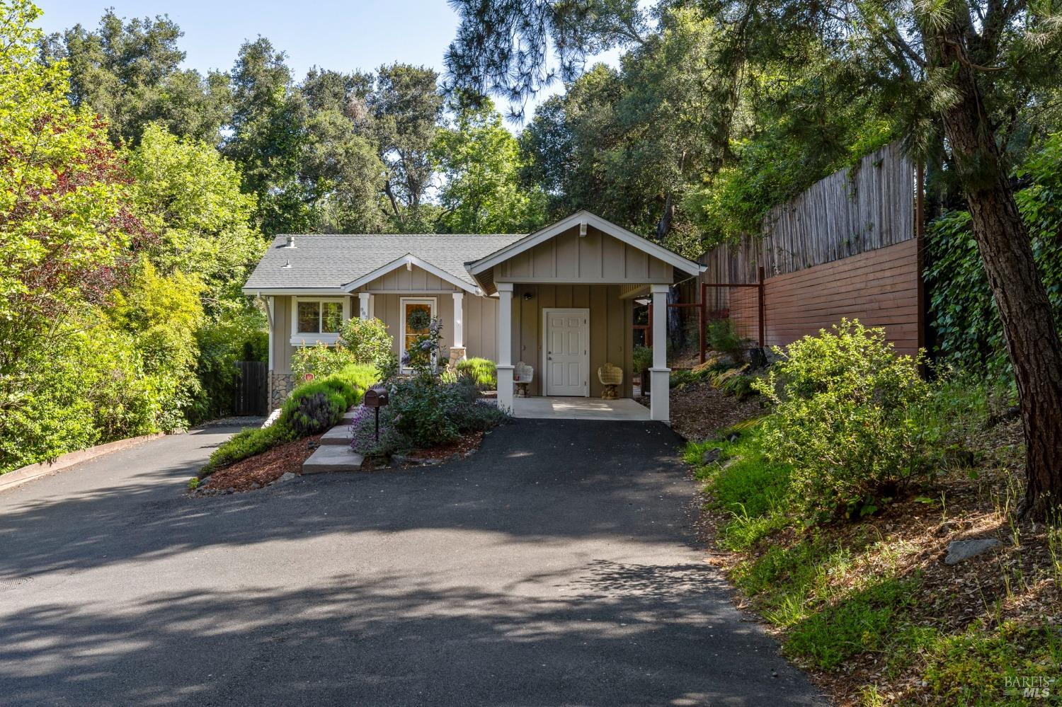887 Strawberry Dr