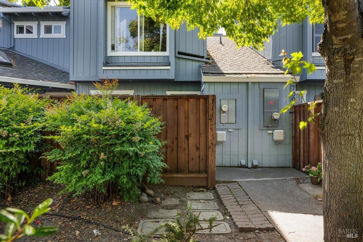 711 Racquet Club Cir