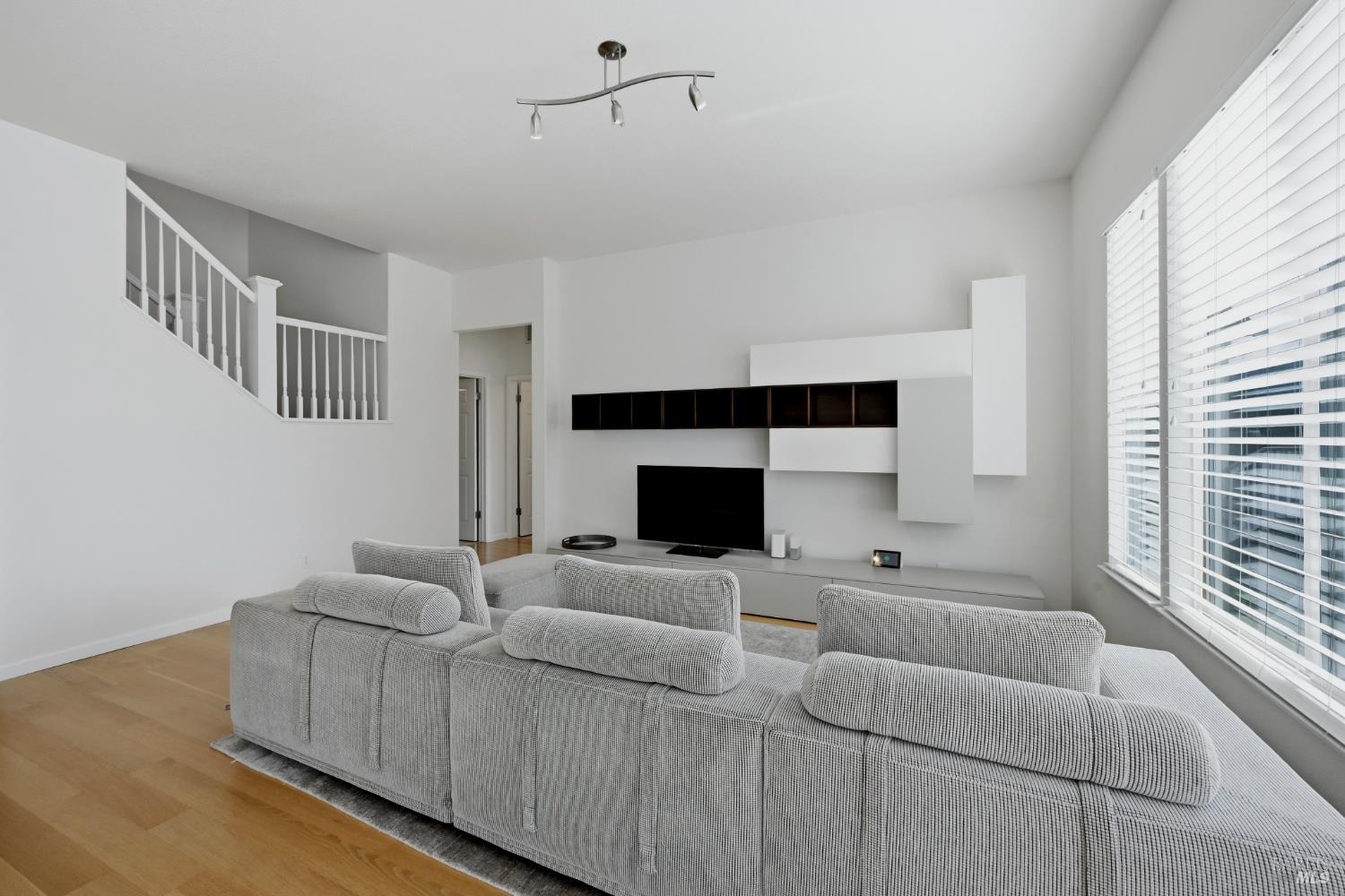 5784 Owl Hill Avenue