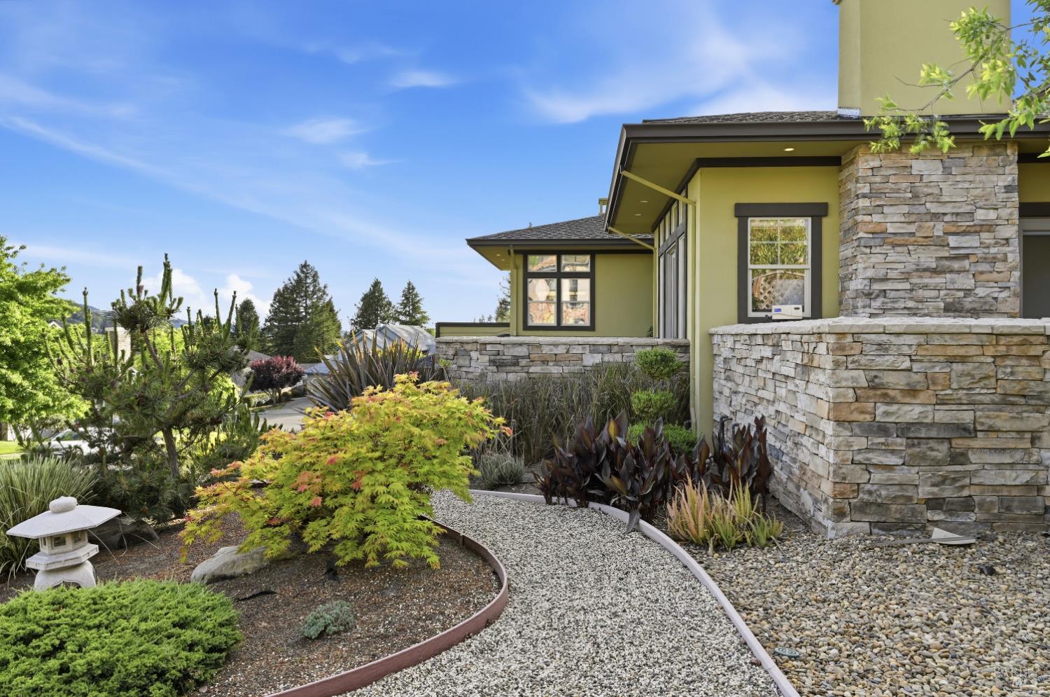 5905 Sunhawk Drive