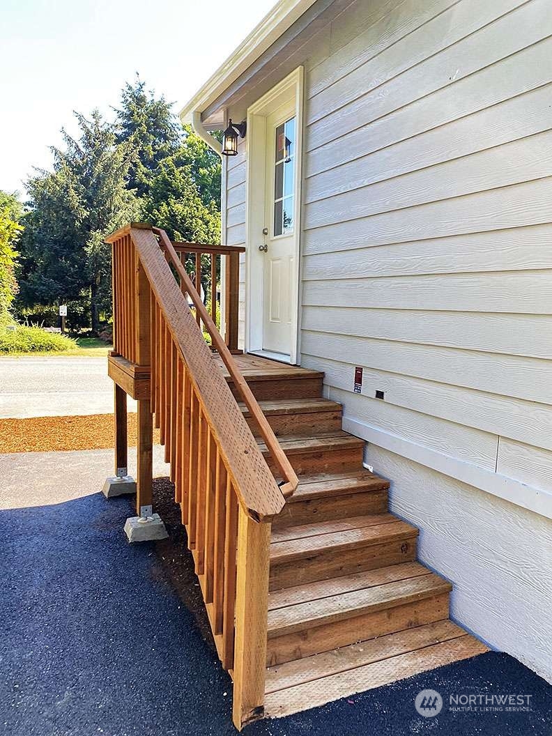 12706 NE Hollyhills Drive