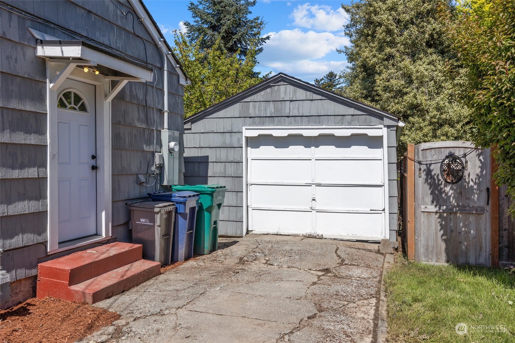 1009 E Orange Avenue