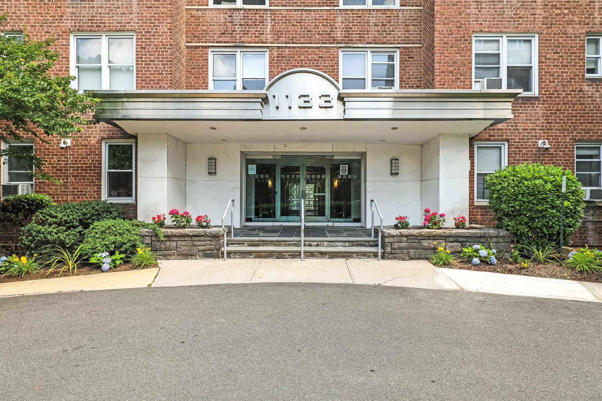 1133 Midland Avenue Unit: 4L