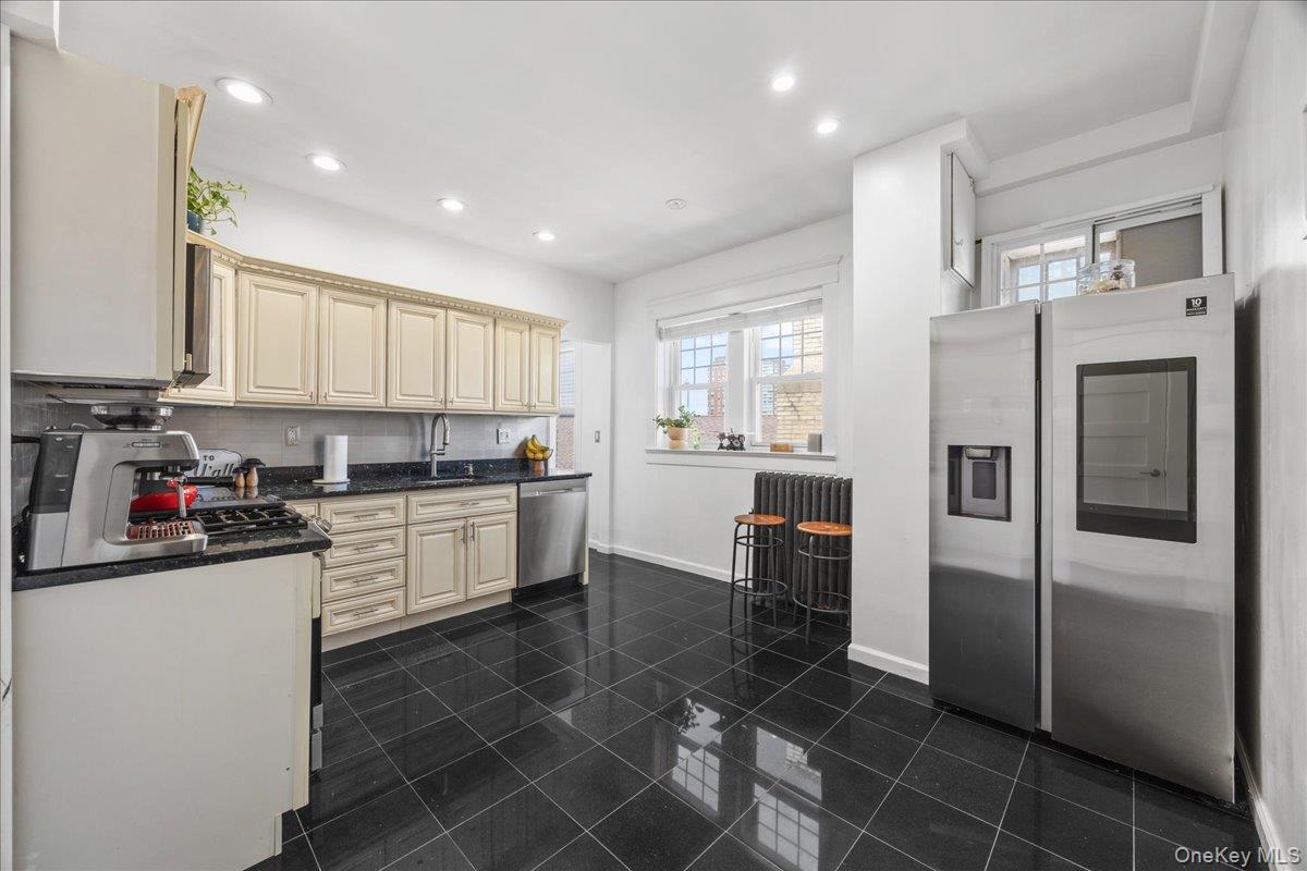 27 Locust Avenue Unit: 4N