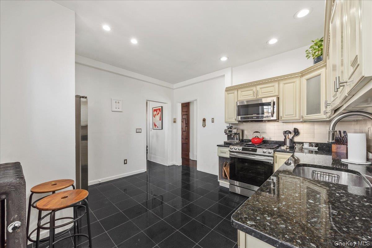 27 Locust Avenue Unit: 4N