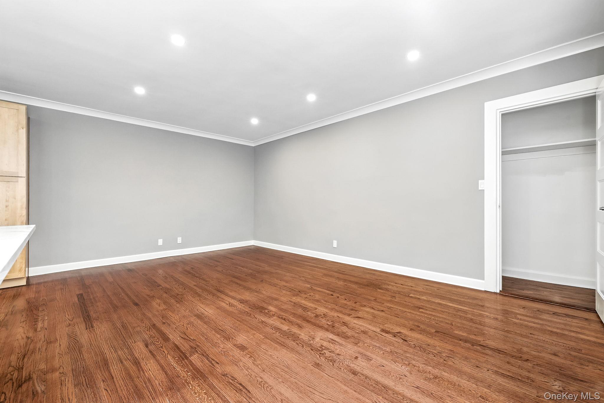 1133 Midland Avenue Unit: 4L