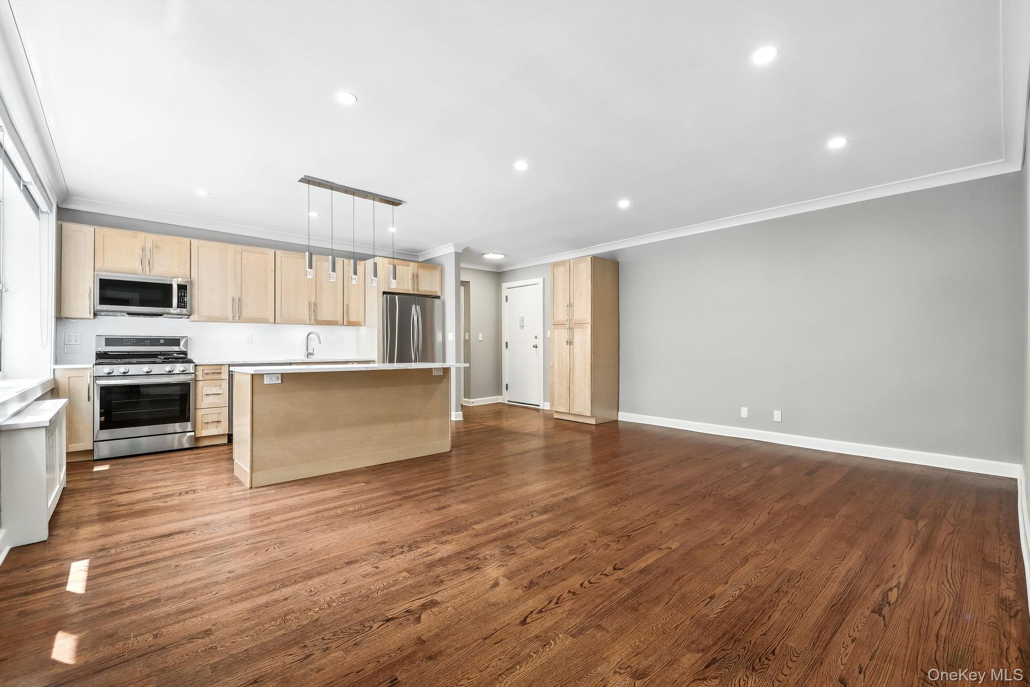 1133 Midland Avenue Unit: 4L