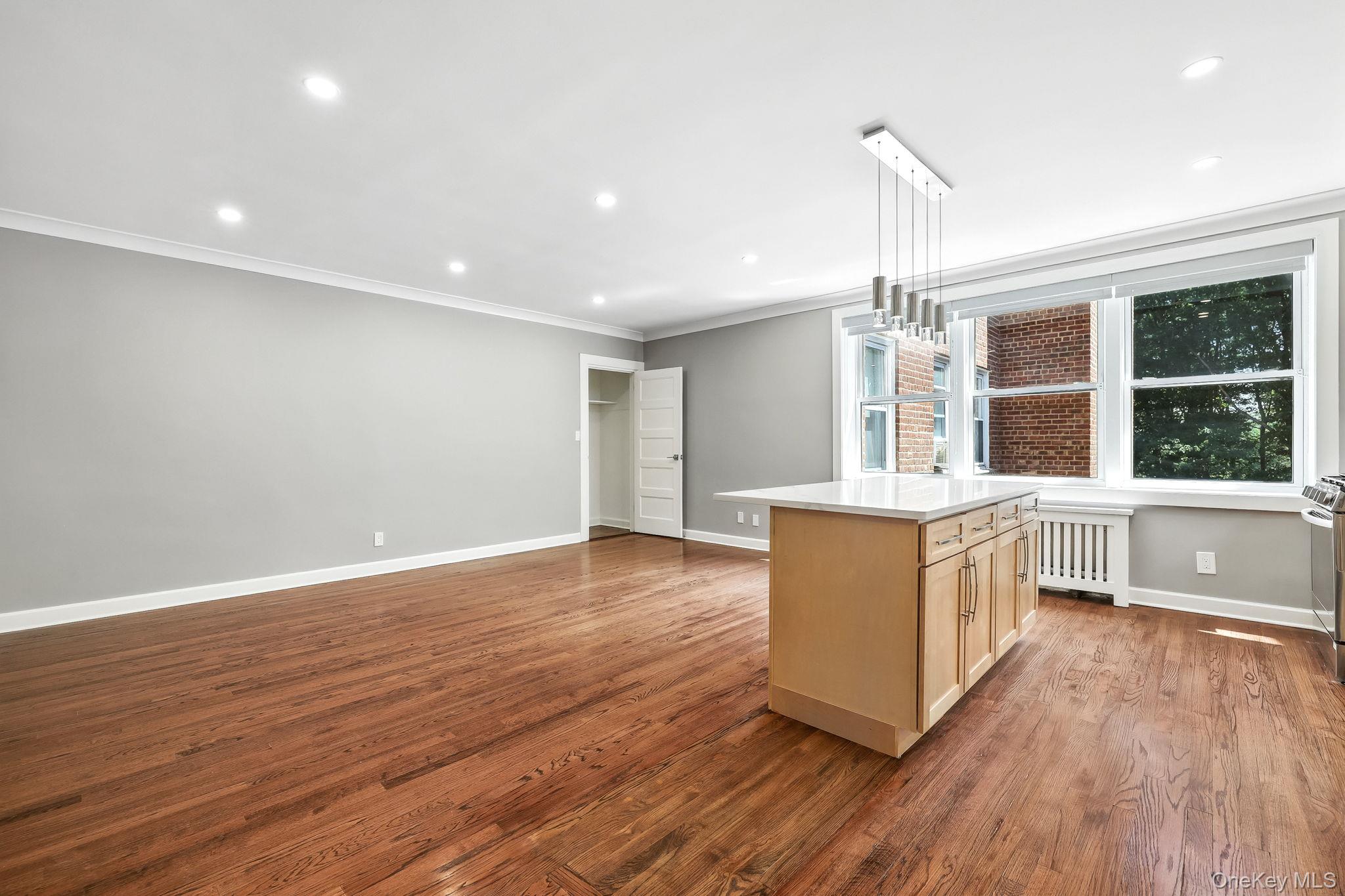 1133 Midland Avenue Unit: 4L