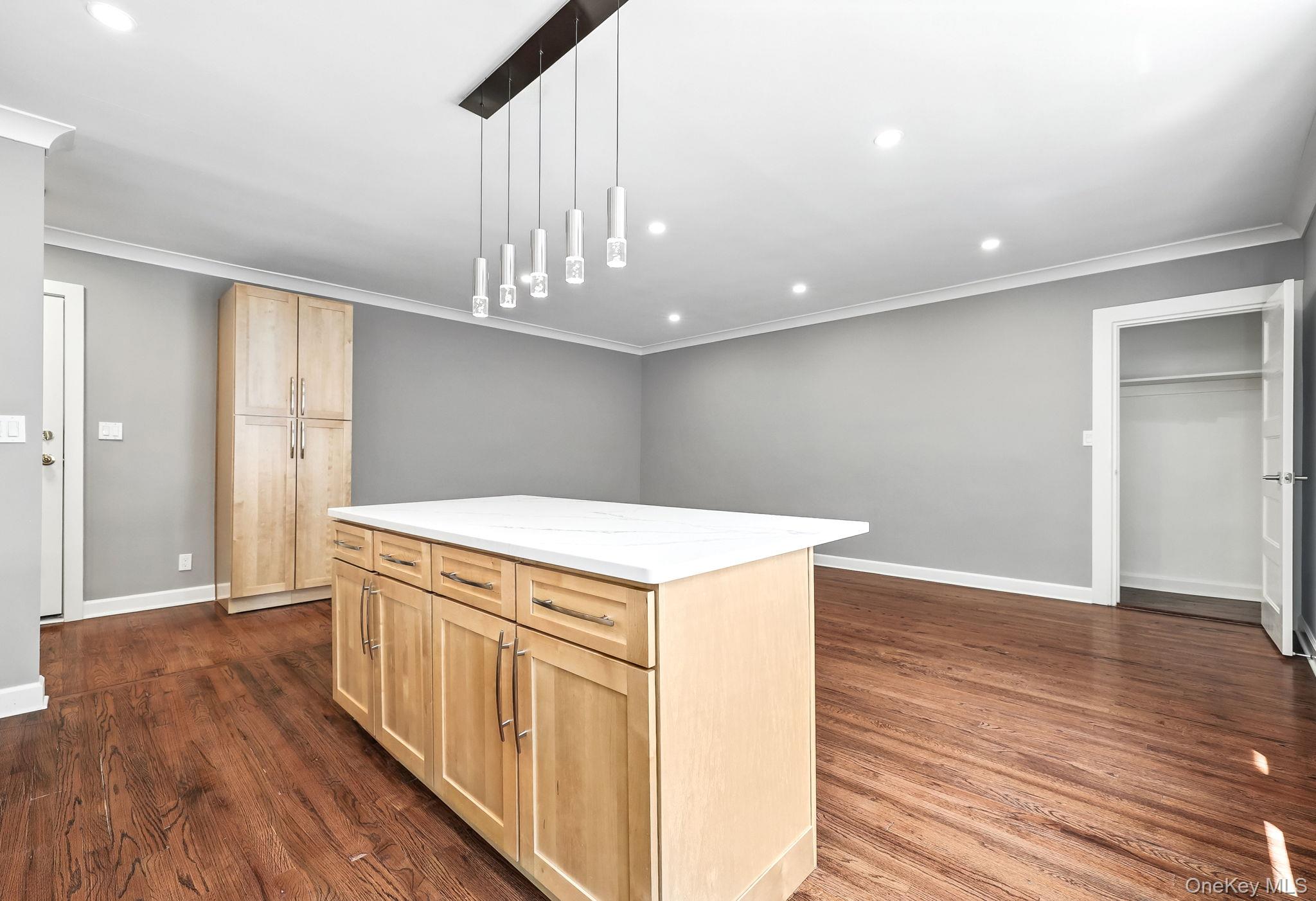 1133 Midland Avenue Unit: 4L