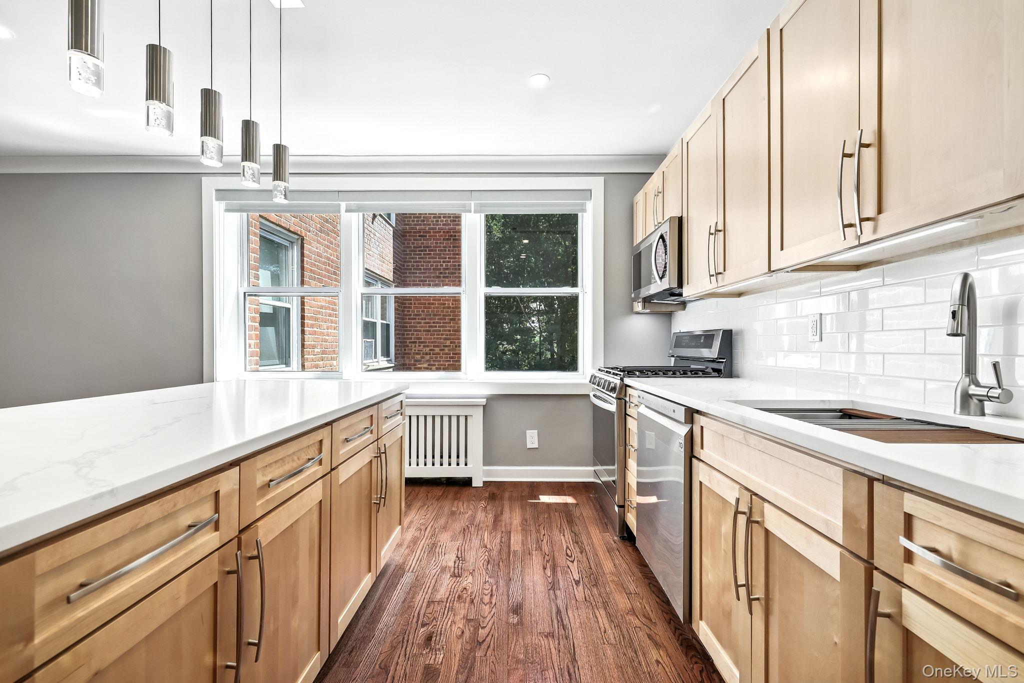 1133 Midland Avenue Unit: 4L