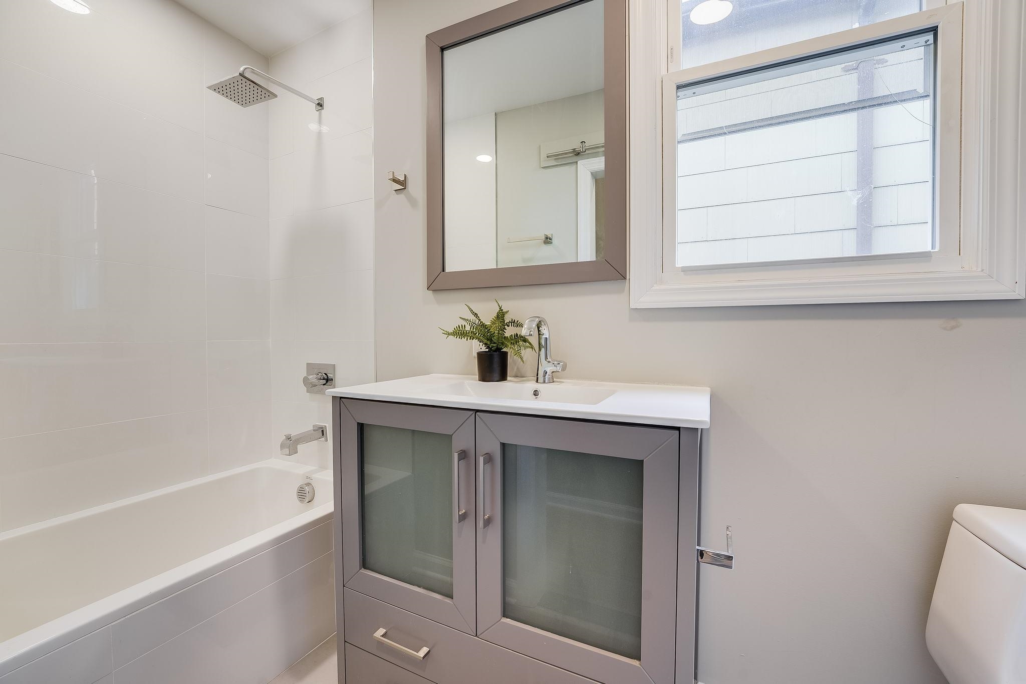 157 NELSON AVE Unit: 2L