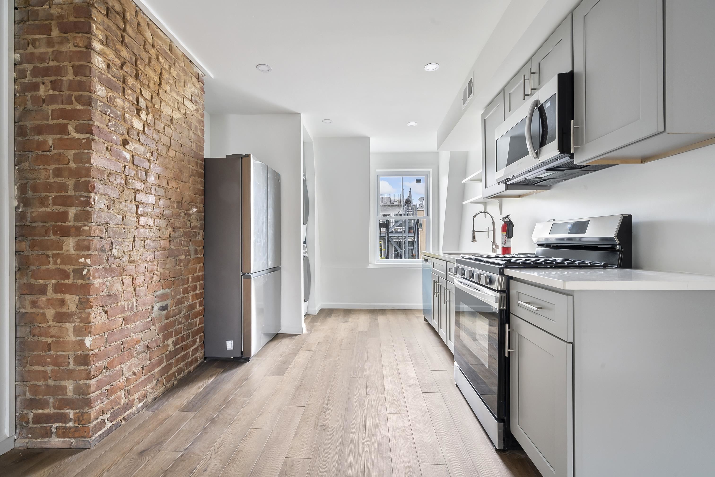 38 JEFFERSON AVE Unit: 3