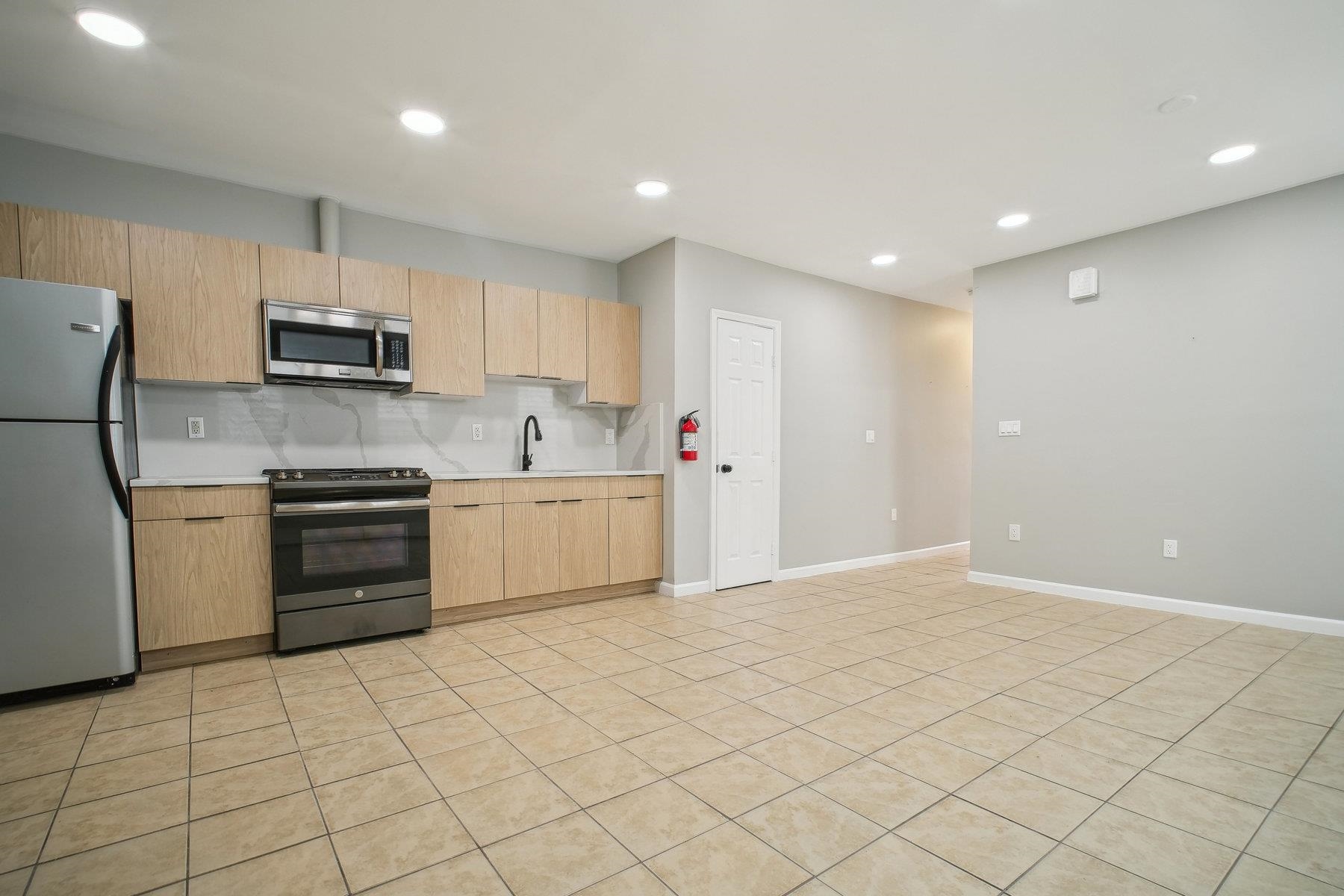 125 KEARNEY AVE Unit: 1