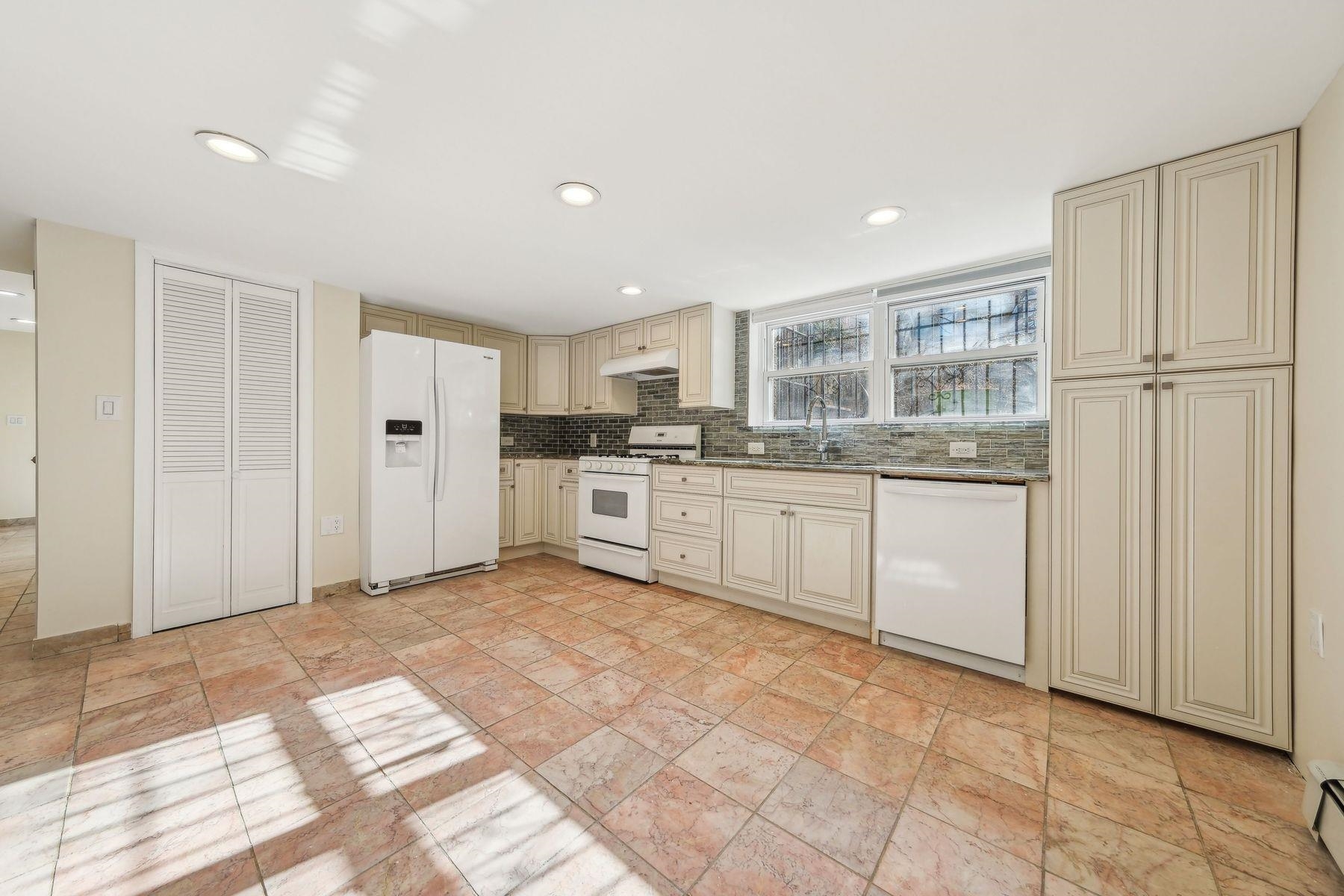 5 FULTON ST Unit: Ground