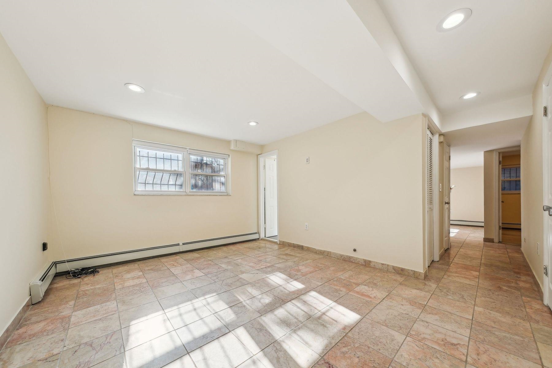 5 FULTON ST Unit: Ground