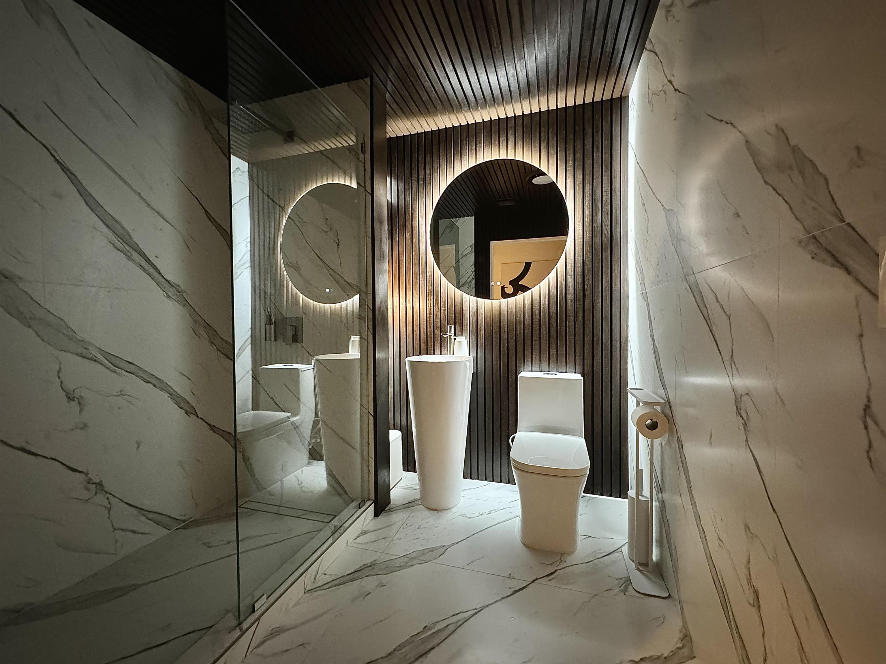 135 38TH ST Unit: 605