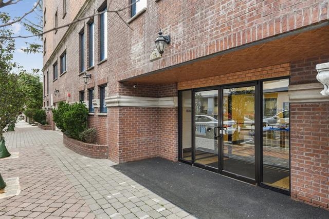 135 38TH ST Unit: 605