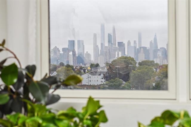 135 38TH ST Unit: 605