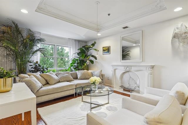 135 38TH ST Unit: 605