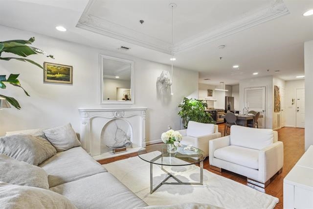 135 38TH ST Unit: 605