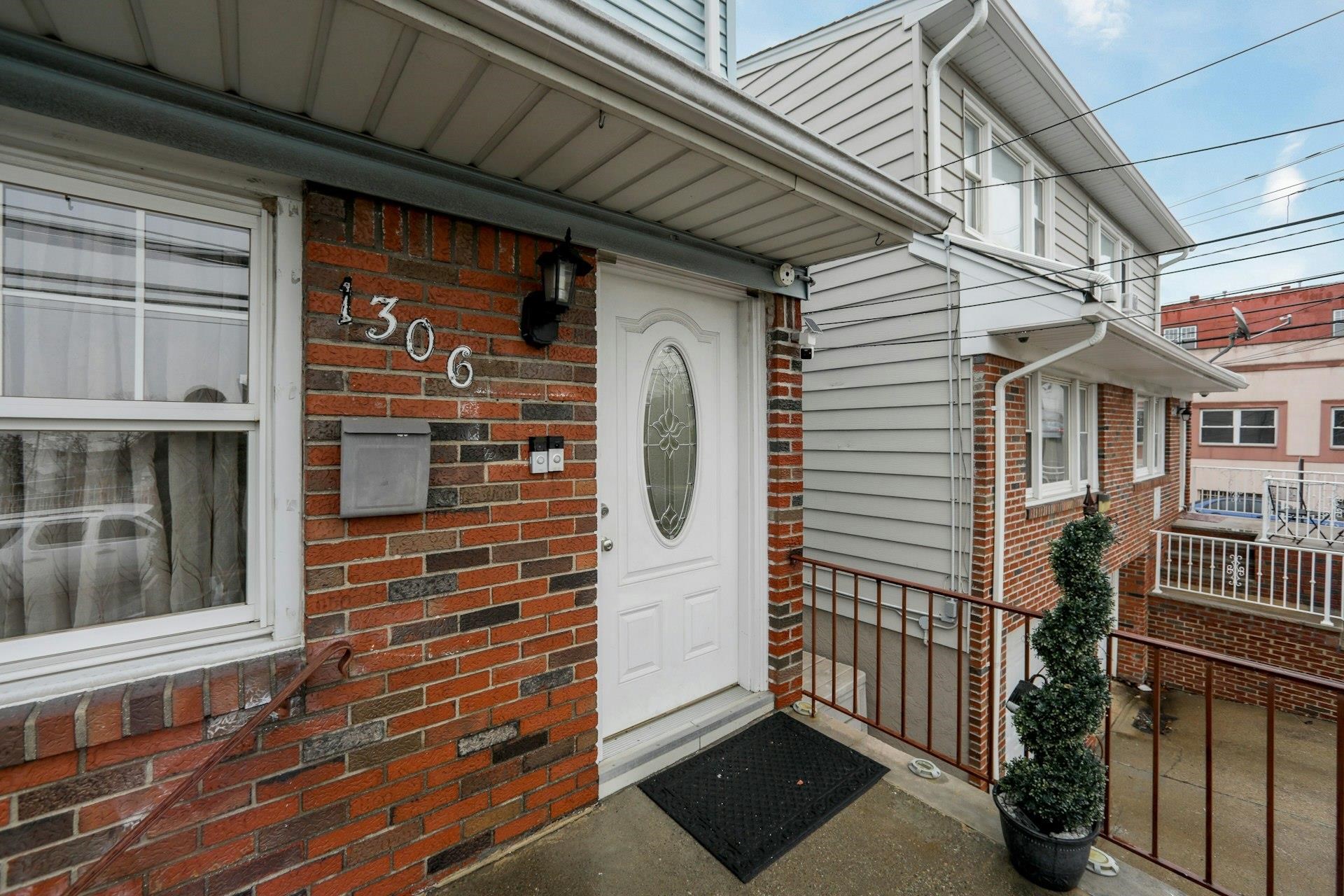 1306 70TH ST Unit: 2