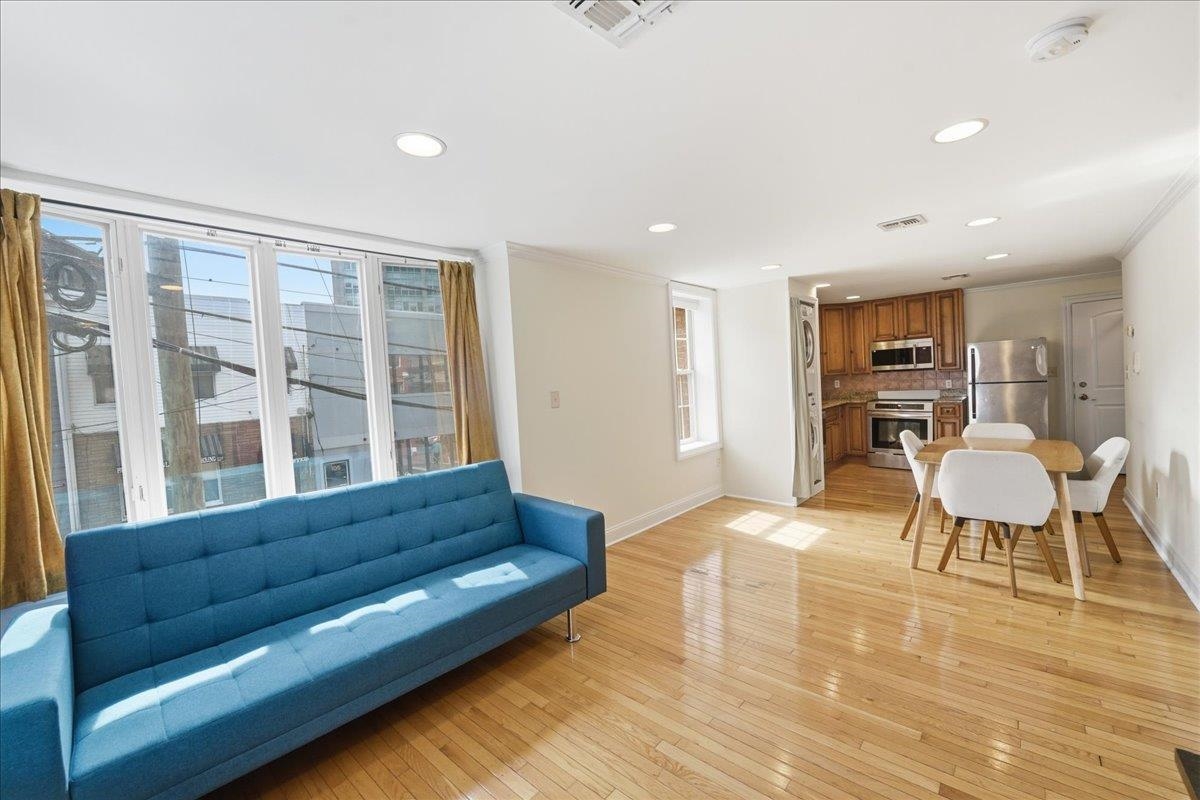 90 COURT HOUSE PL Unit: 2R