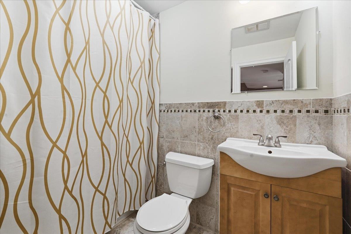 90 COURT HOUSE PL Unit: 2R