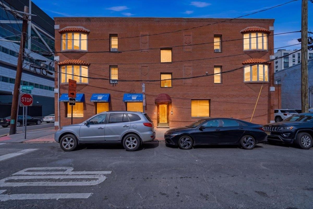 90 COURT HOUSE PL Unit: 2R