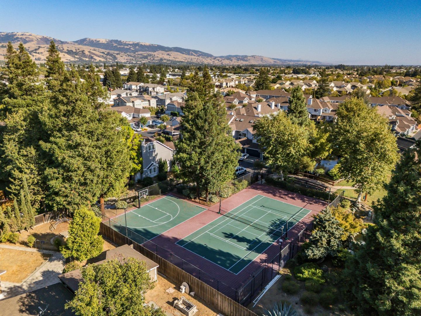 341 Creekwood CT